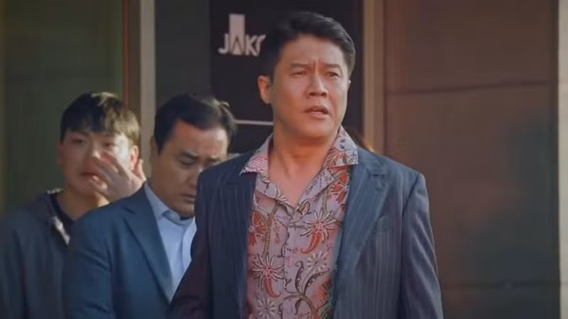 Yoo Dong Pil (Park Ho San) là người chứng kiến Joo Dan Tae cho nổ bom xe của Logan Lee.