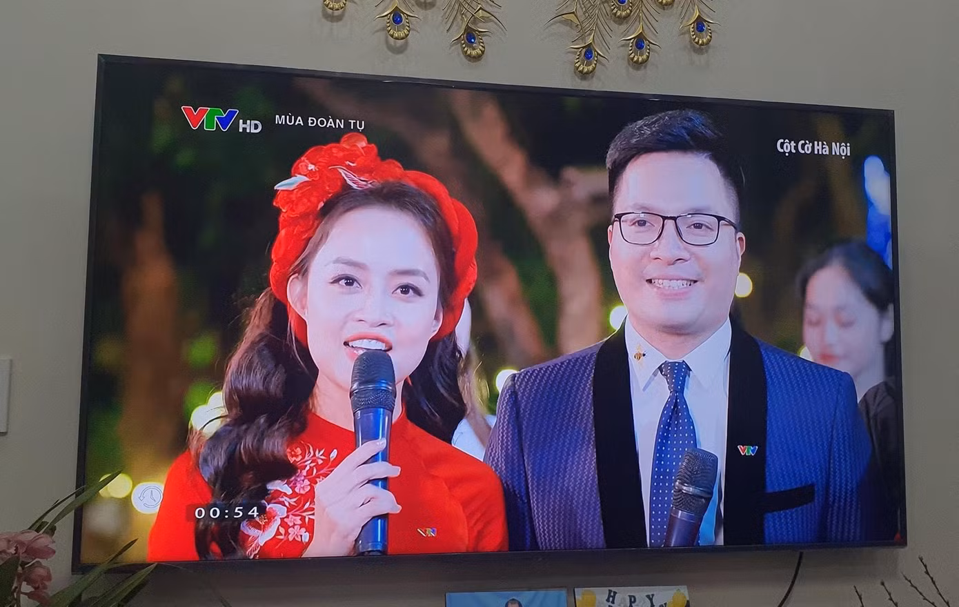 Thông thường, ngày Tết thực hiện chương trình truyền hình trực tiếp trang phục sẽ đậm nét truyền thống Việt Nam.