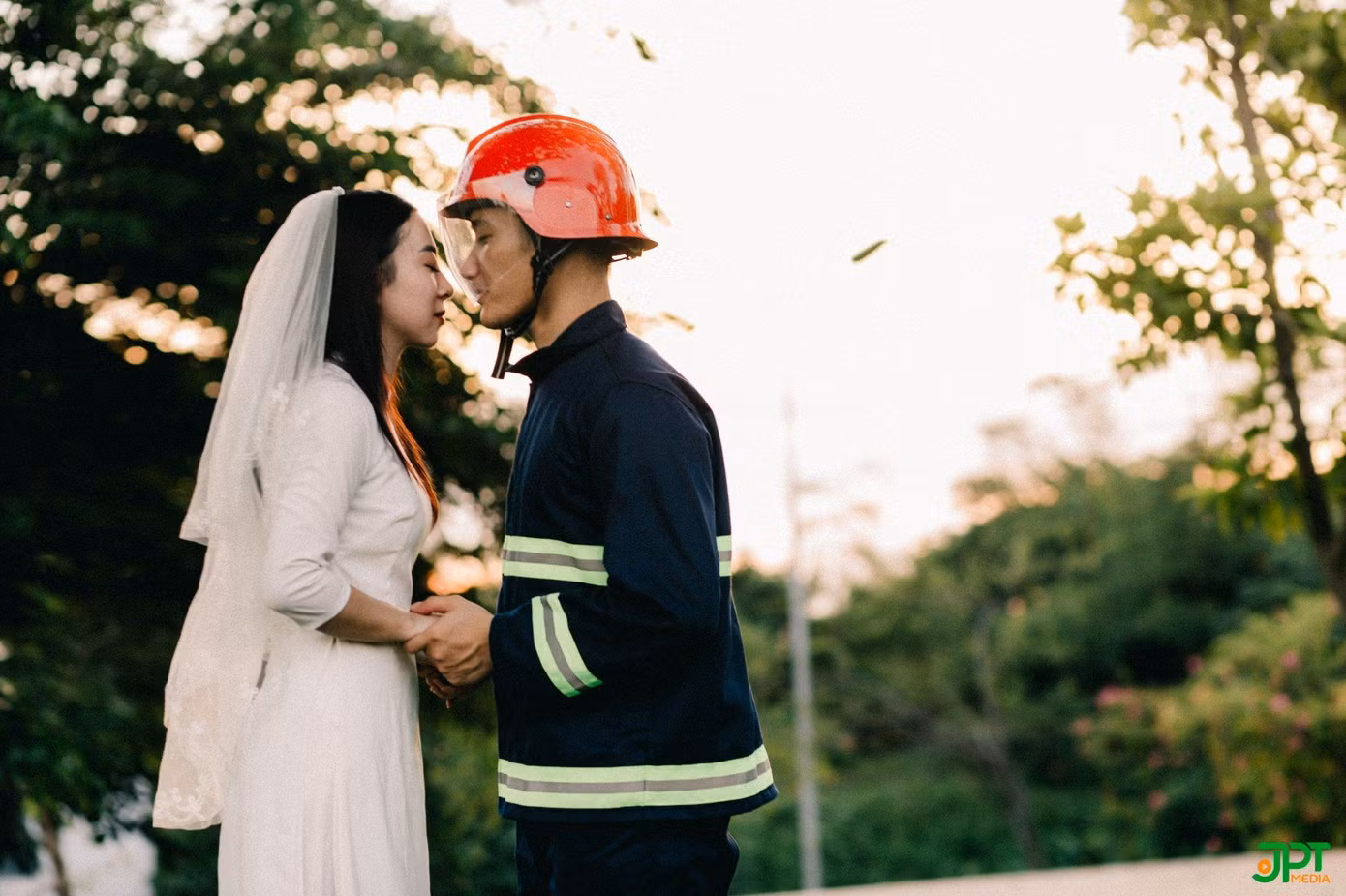 Những khoảnh khắc hạnh phúc của người chiến sĩ phòng cháy chữa cháy cùng hậu phương.