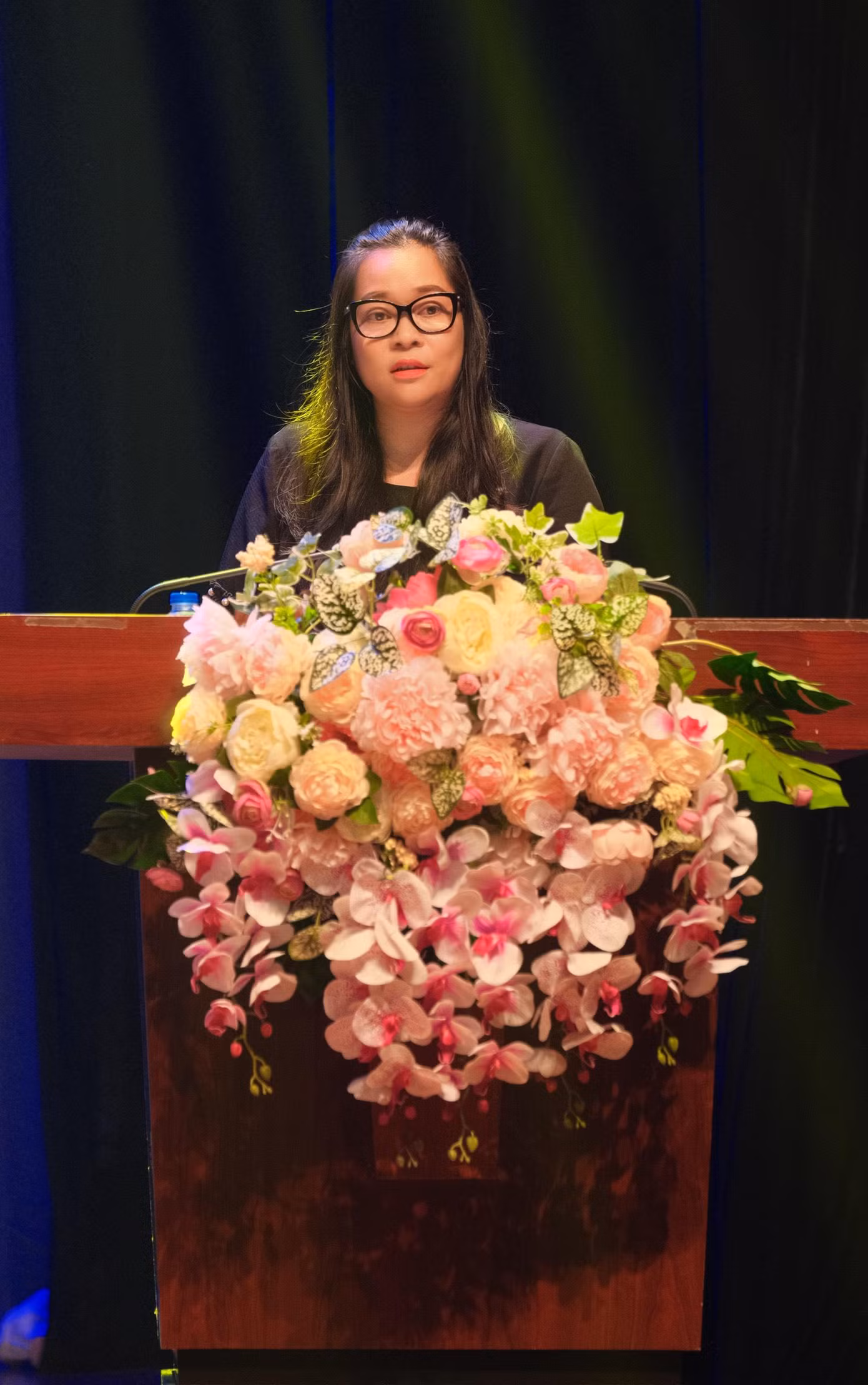 Thạc sĩ Phan Thị Phương Hiền - Trưởng Khoa Nhiếp ảnh, trường Đại học Sân khấu - Điện ảnh Hà Nội phát biểu khai mạc chương trình.