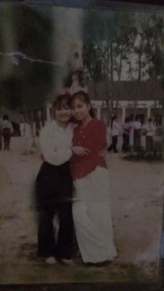 Cô Nguyệt Hà (áo đỏ) - vai cô giáo trong vở kịch Hội diễn sân khấu năm 1996 kỉ niệm ngày Nhà giáo Việt Nam.