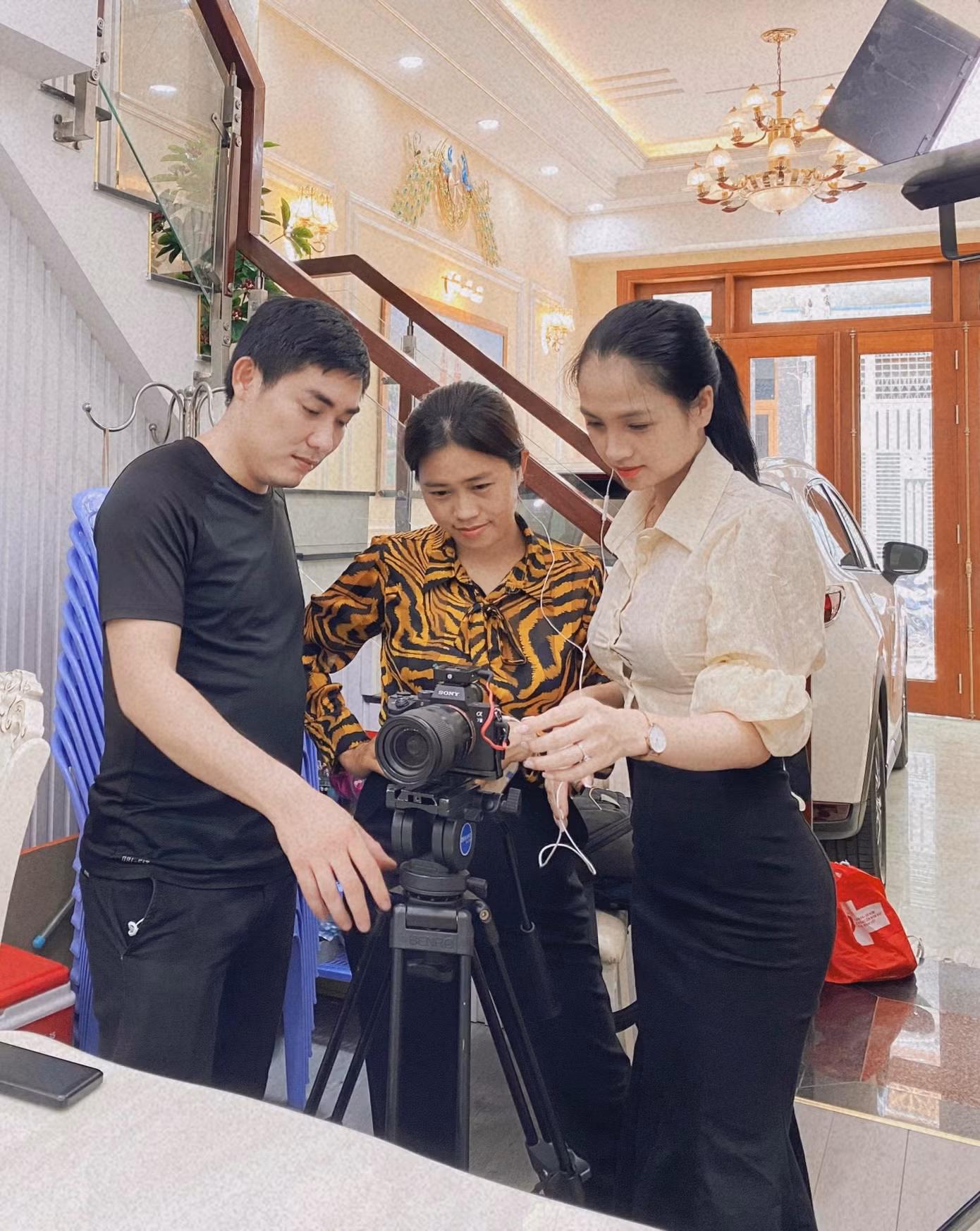 Thời gian của Quỳnh phủ kín cả ngày cho công việc, học tập, chăm con.