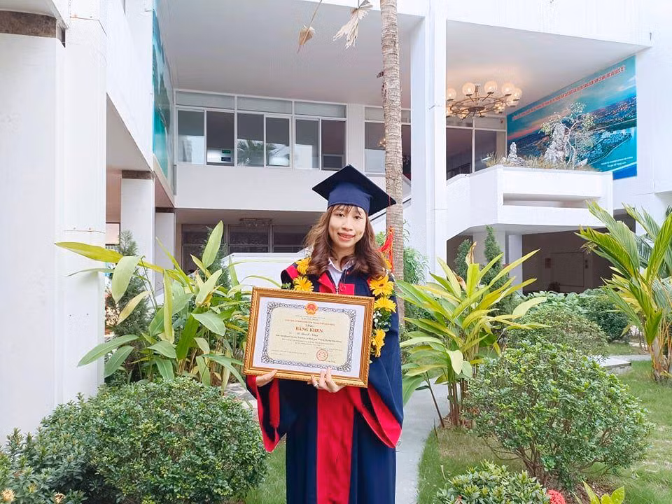 Nguyễn Thị Nhàn trong ngày lễ tốt nghiệp khi xuất sắc giành được danh hiệu thủ khoa chuyên ngành ngôn ngữ Trung Quốc, trường ĐH Hải Phòng. Ảnh: NVCC