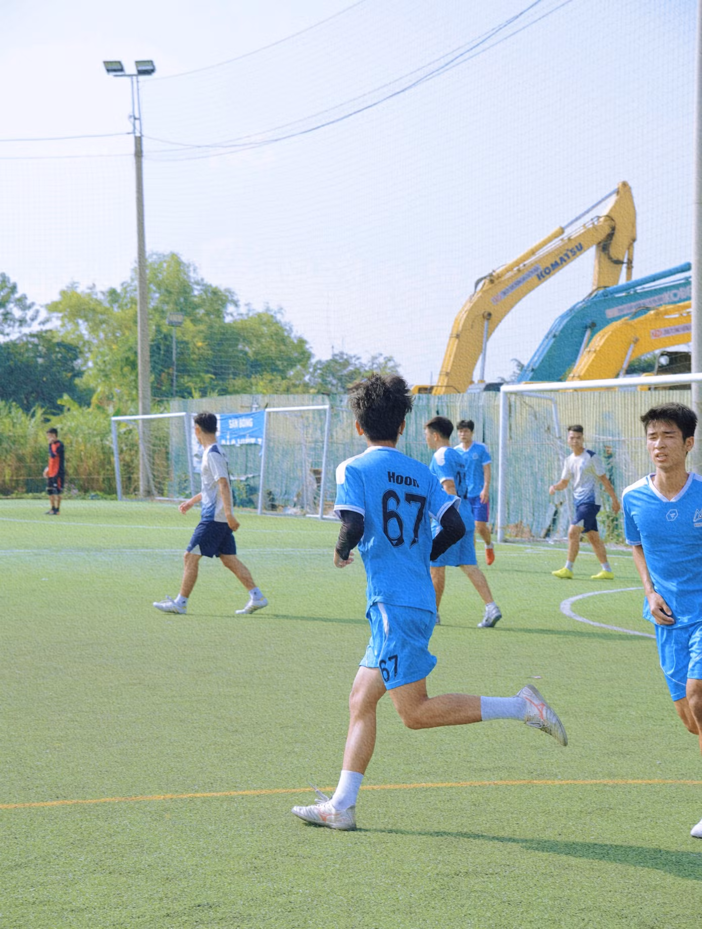 Ngoài việc theo dõi tin tức về bóng đá thì Gia Huy cũng rất thường xuyên chơi bóng cùng bạn bè và mọi người.
