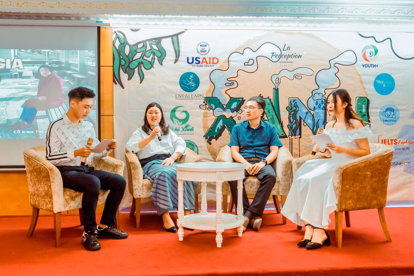 Dự án đã tổ chức talkshow “Sống xanh” cùng với triển lãm đồ tái chế và minishow ca nhạc “Xanh” với sự tham gia đông đảo của các bạn trẻ. Ảnh: La Perception Project