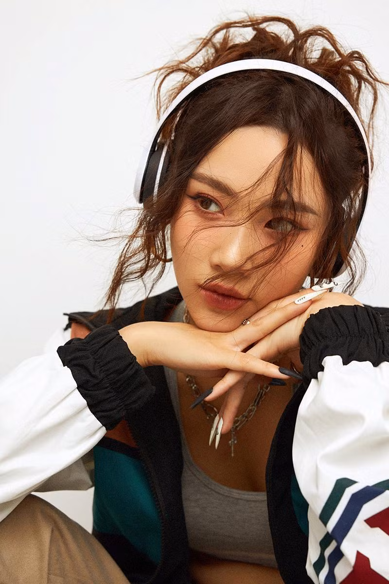 Bộ ảnh “Girl in the city” của Mai Huê được lấy cảm hứng từ những cô gái Gen Z trẻ trung, phóng khoáng, phá đảo mọi giới hạn của bản thân để trở nên nổi bật.