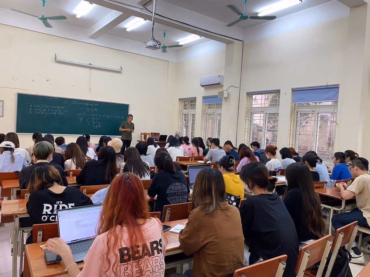 Thừa – thiếu giáo viên cục bộ gây ảnh hưởng đến tổ chức hoạt động giáo dục, tạo sức ép lên các nhà giáo đang làm việc. (Ảnh: Linh Chi)