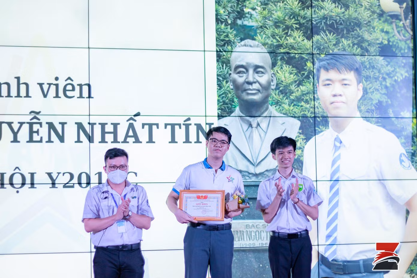 Nhất Tín nhận giấy khen Sinh viên 5 tốt cấp trường.
