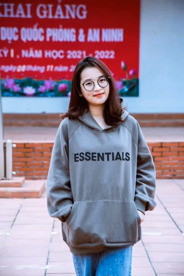 Trần Hạnh hiện là sinh viên tại Trung tâm Giáo dục Quốc phòng An ninh, Đại học Vinh.