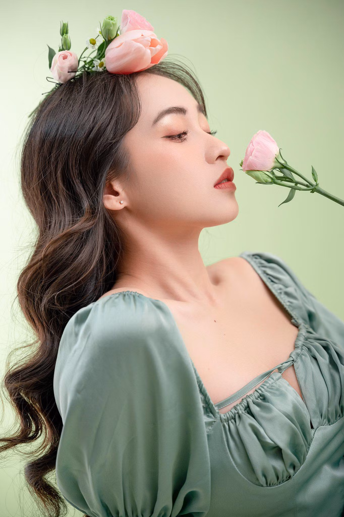 Hà Thị Ngọc Hương hay còn có nickname thân mật là Saky Hà (sinh năm 1998, quê Đồng Tháp), hiện đang sinh sống và làm việc tại Cần Thơ.