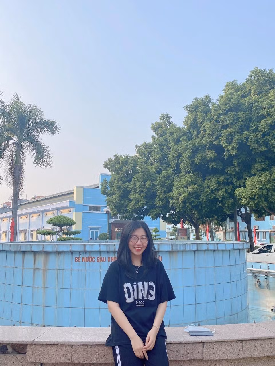 Nguyệt Hằng lớn lên tại Hải Dương, từng bị tự ti bởi những lời cười nhạo của bạn bè thế nhưng chính sự kiên trì động viên, ân cần dạy bảo của mẹ đã giúp cô mạnh mẽ vượt lên tất cả.