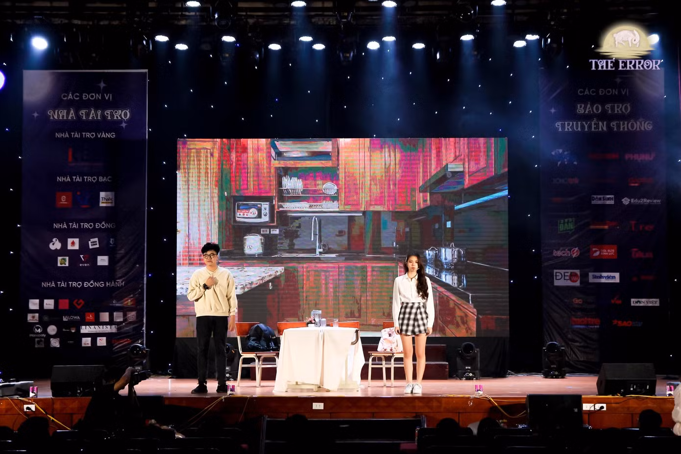 Vở kịch với nhiều tình tiết hấp dẫn, đưa người xem đi hết từ bất ngờ này tới bất ngờ khác.