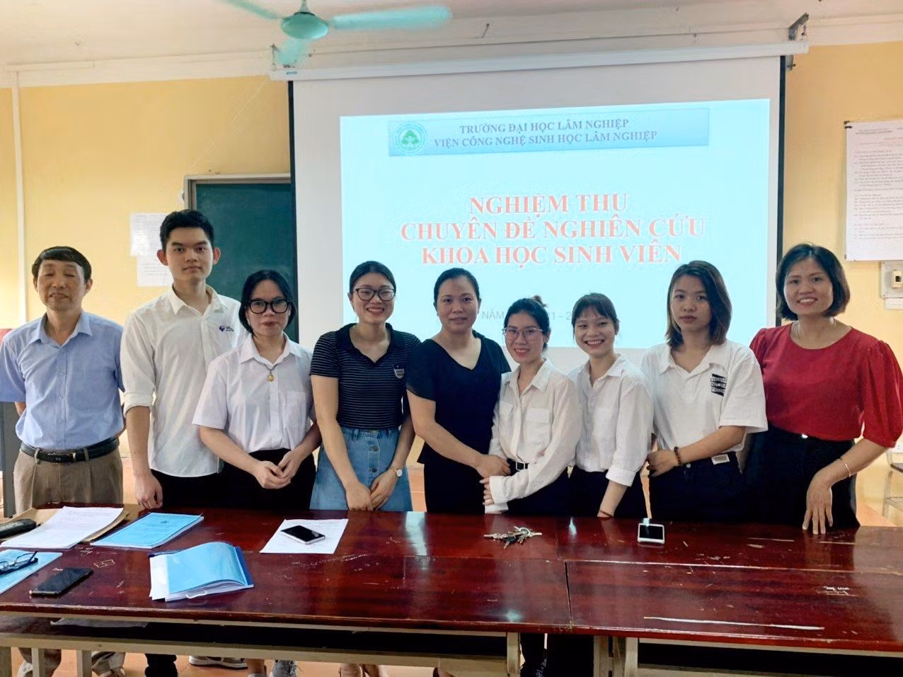 Hoàng Anh cùng nhóm sinh viên đạt giải Nhất nghiên cứu khoa học sinh viên cấp Viện năm học 2021 - 2022.