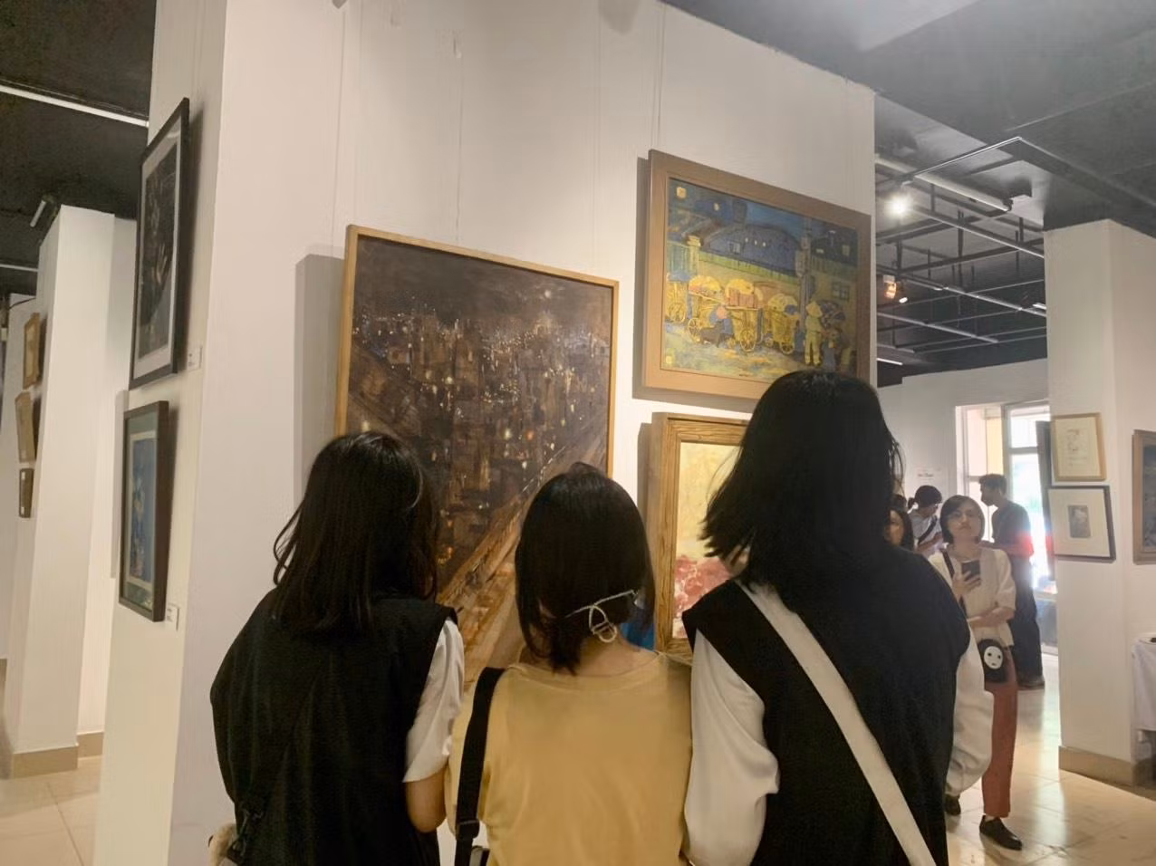 Nhiều bạn trẻ đến xem triển lãm ''Xin chào!''.