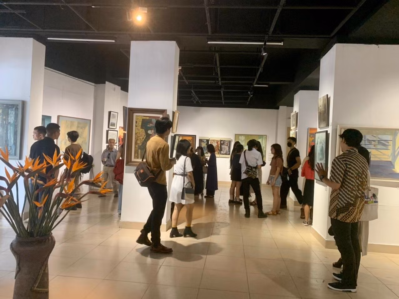 Triển lãm thu hút đông đảo người tham gia.