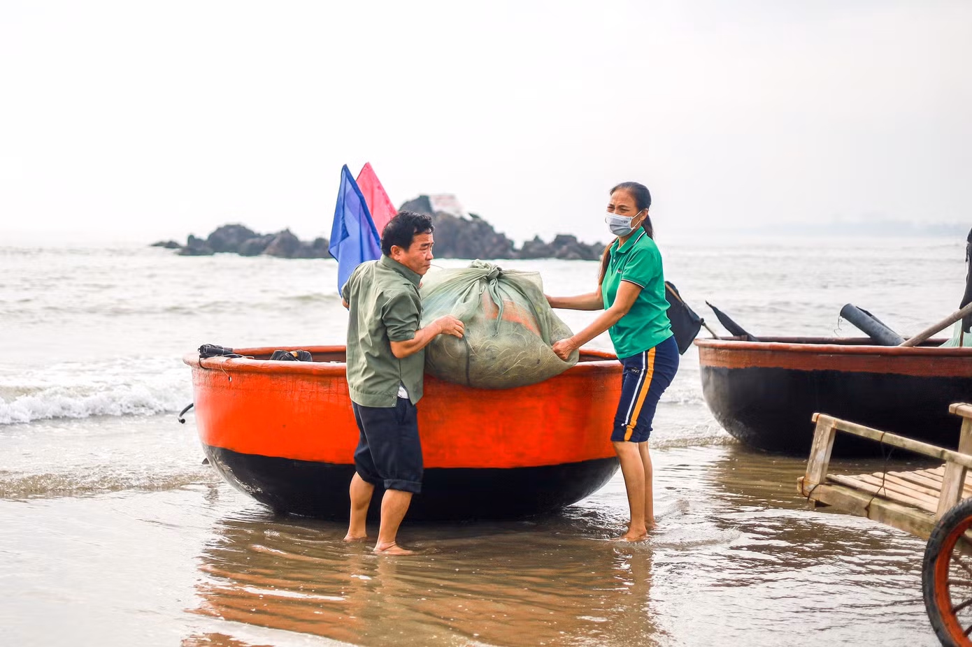 Ngư dân đang thu hoạch sản phẩm sau chuyến ra khơi.