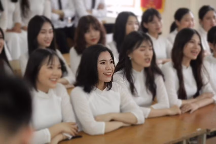 Trong các năm học cấp 3, Quỳnh luôn đạt kết quả học tập giỏi, là học sinh ngoan ngoãn hòa đồng được thầy cô và bạn bè quý mến.