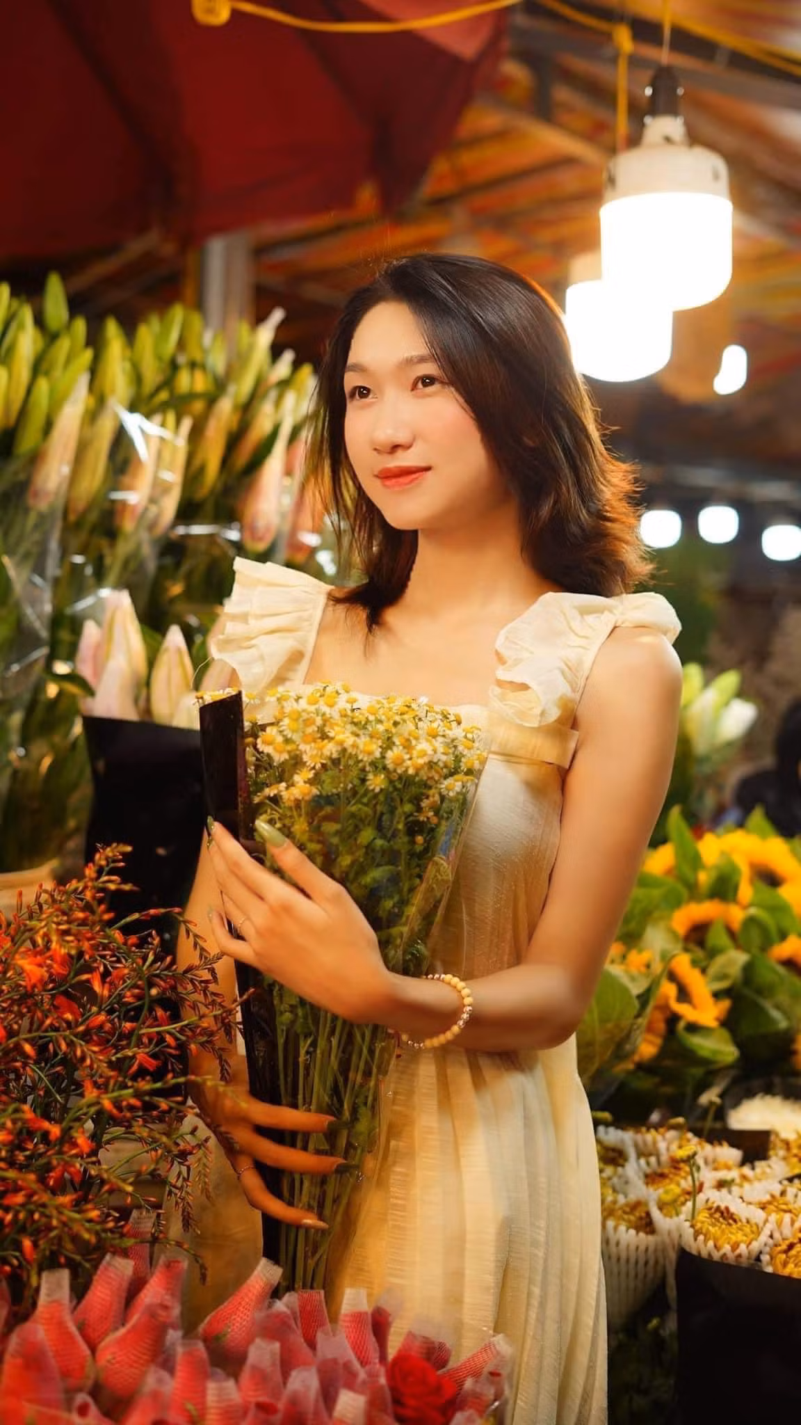 Quỳnh sinh ra và lớn lên tại Hà Nội.