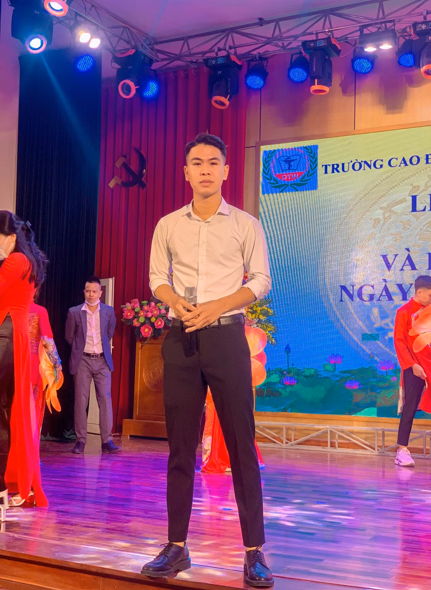 Nhật Nguyễn, sinh năm 2001, là người con của quê hương vải thiều Lục Ngạn, Bắc Giang, đang là sinh viên Trường Cao đẳng Dược Trung ương Hải Dương.