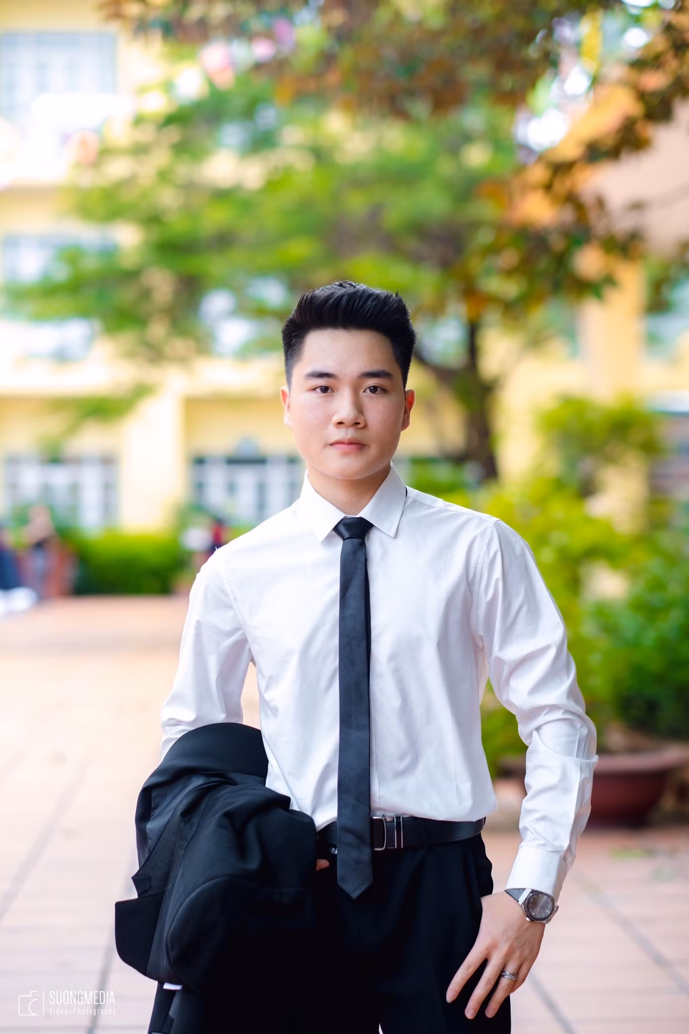 Chàng trai xứ mỏ rất tâm đắc với câu nói: "Hãy vươn tới bầu trời dù không hái được vì sao sáng nhất thì bạn cũng có thể đứng giữa muôn vàn tinh tú để thắp sáng ước mơ".