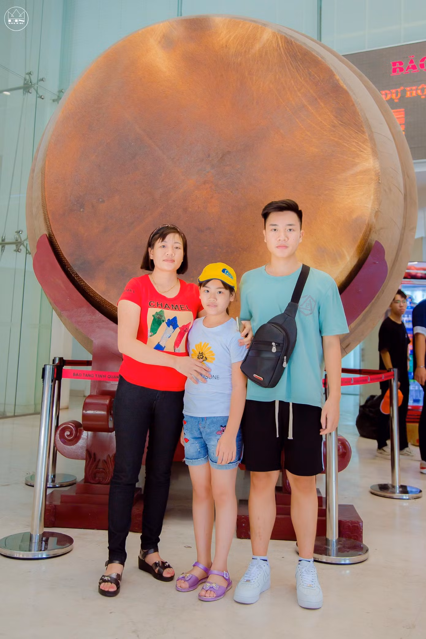 Quang Tiến chụp ảnh cùng mẹ và em gái trong một chuyến đi du lịch.