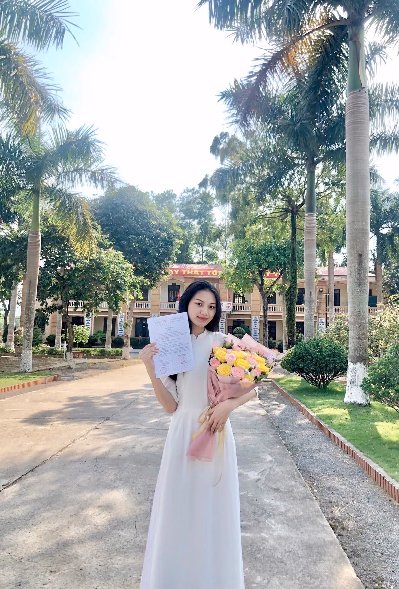 Tháng 5/2022, cô nàng vinh dự được đứng trong hàng ngũ của Đảng, trở thành Đảng viên trẻ khi còn là học sinh THPT.