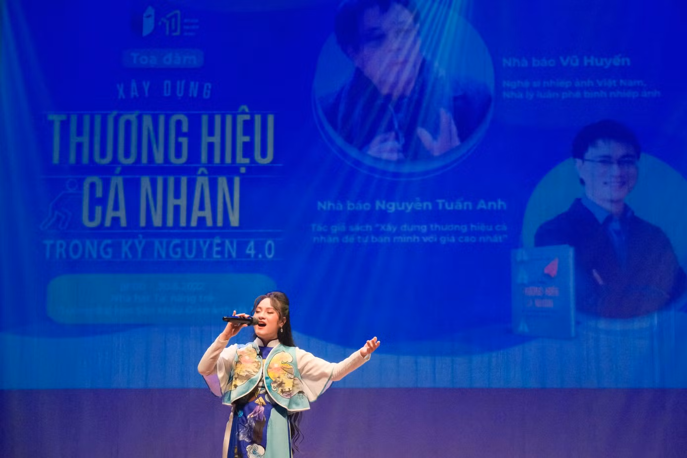 Ca sĩ Nguyễn Thu Lương với tiết mục âm nhạc mở màn buổi tọa đàm.