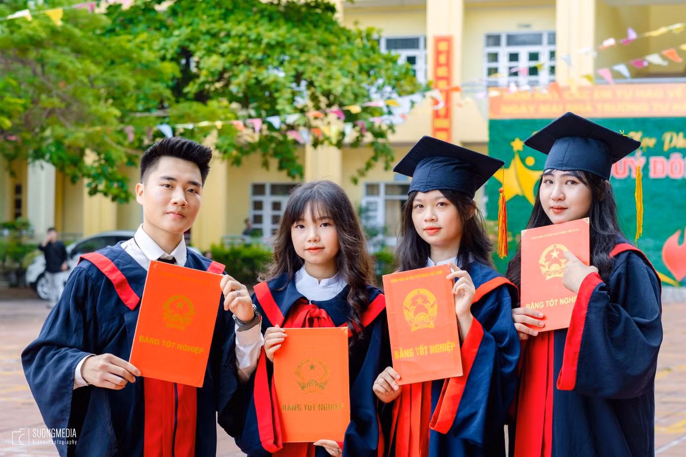 Ảnh chụp kỷ yếu tốt nghiệp THPT của Tiến và những người bạn cùng lớp.