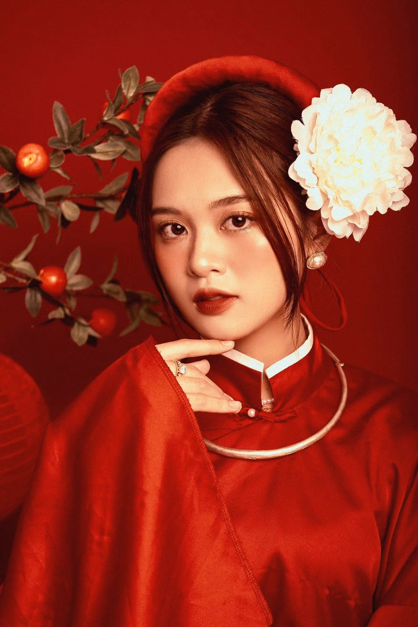Lựa chọn áo dài đỏ, Khánh Linh hy vọng về một năm mới nhiều may mắn, hạnh phúc.