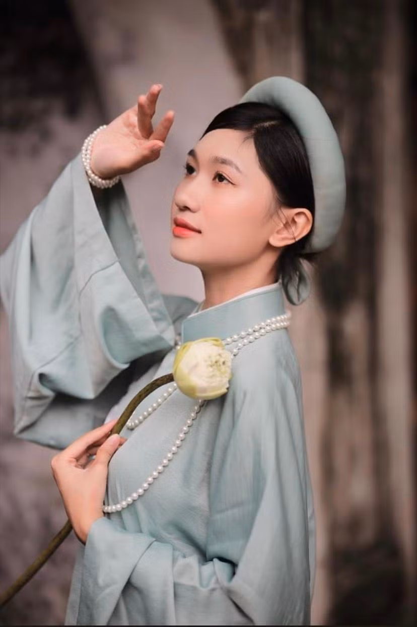 Quỳnh được biết đến với vai trò là một mẫu ảnh tự do - cũng từ đó giúp cô có thêm thu nhập.