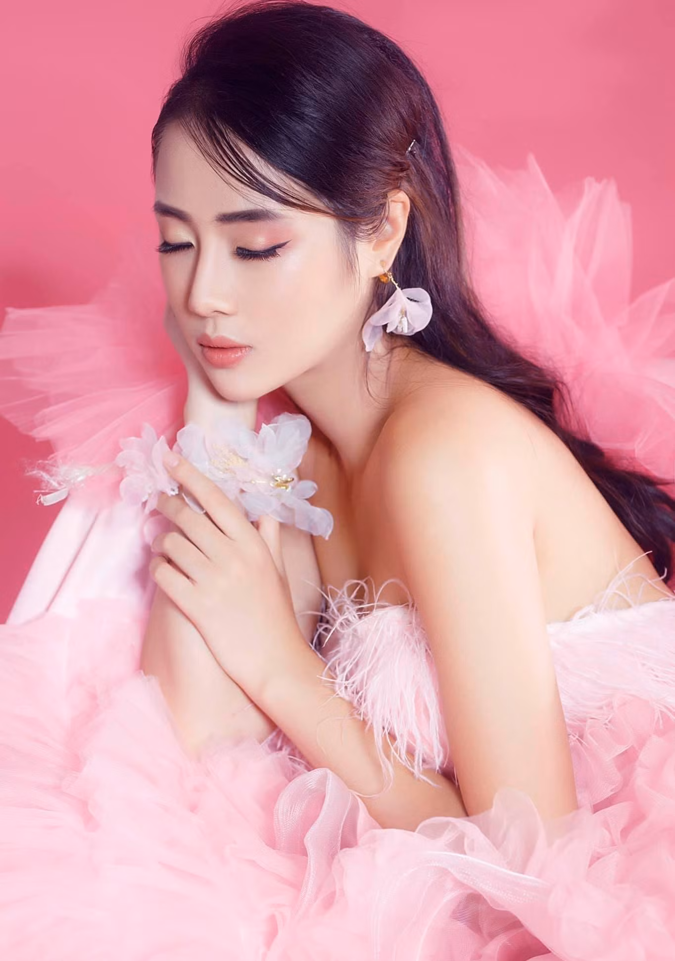 Ánh Tuyết từng trải qua những năm tháng tuổi thơ đầy vất vả vì bệnh tật, biến cố.