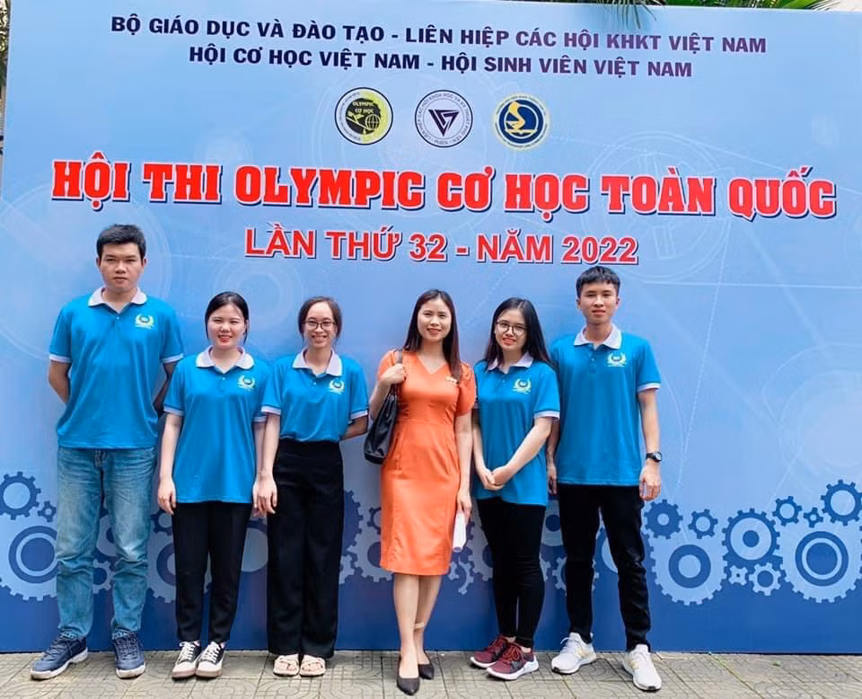 Các thành viên của đội tuyển Olympic Cơ học đất.