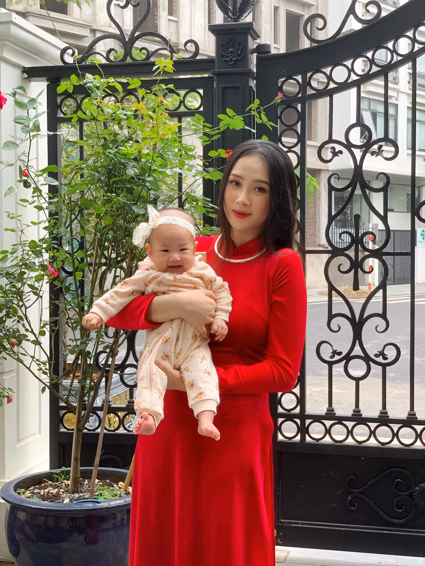 Ánh Tuyết luôn nghĩ sẽ lấy chồng muộn, nhưng khi em bé xuất hiện sớm, cô nàng mới thực sự tin là có duyên với con.