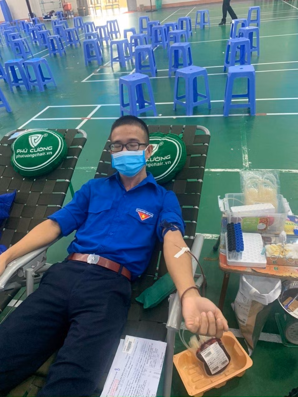 Duy Phúc trong 1 lần hiến máu.