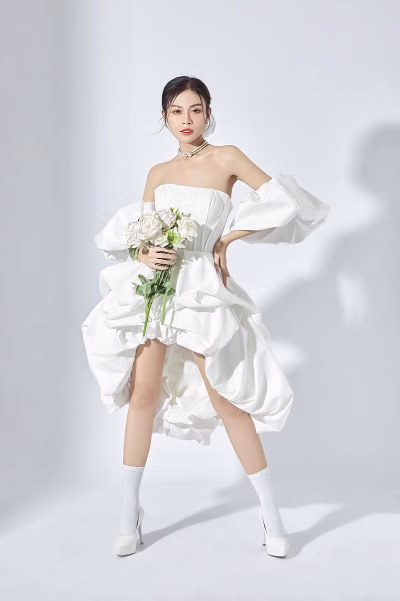 Với niềm đam mê thiết kế, vẽ tranh, bên cạnh công việc học, Phương Uyên còn là một nữ Graphic Designer và làm Digital Artist.