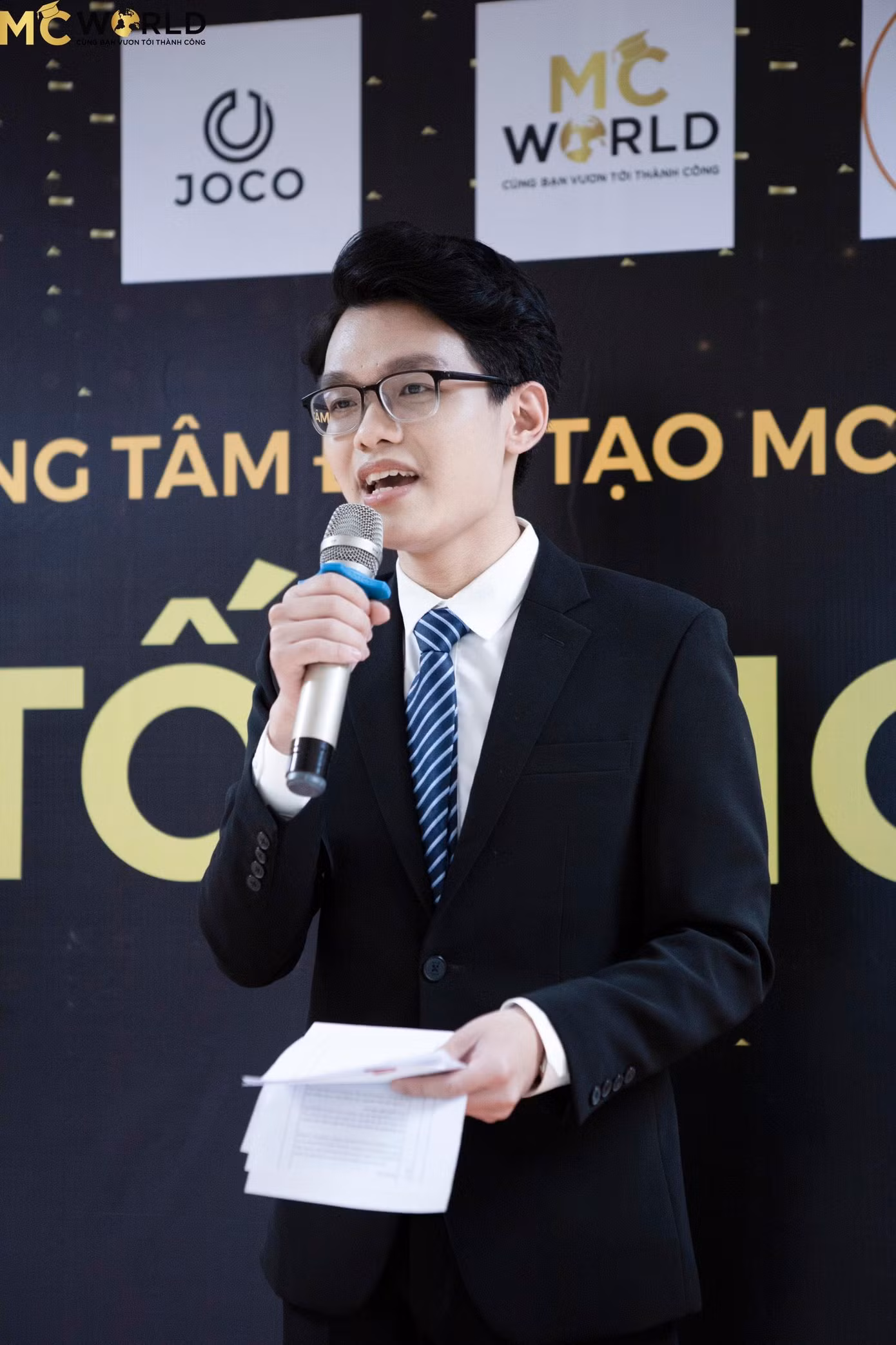 Hoàng Nam trong một bài thi tốt nghiệp tại lớp học đào tạo MC. Để trau dồi thêm các kỹ năng, cậu bạn rất chăm chỉ tham gia các khoá học bổ trợ.