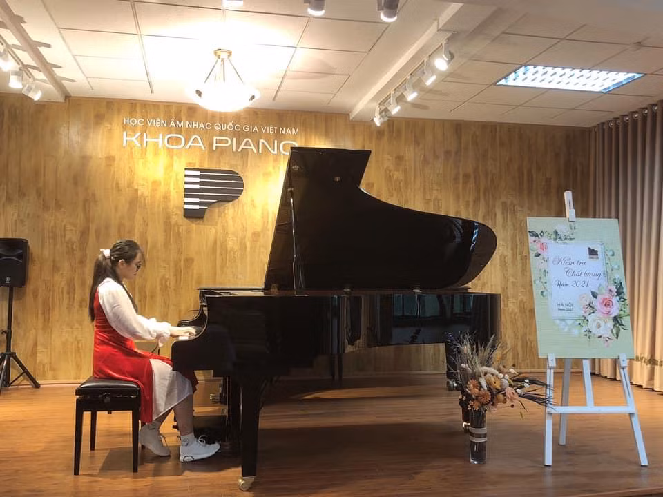 Quý Linh biểu diễn piano