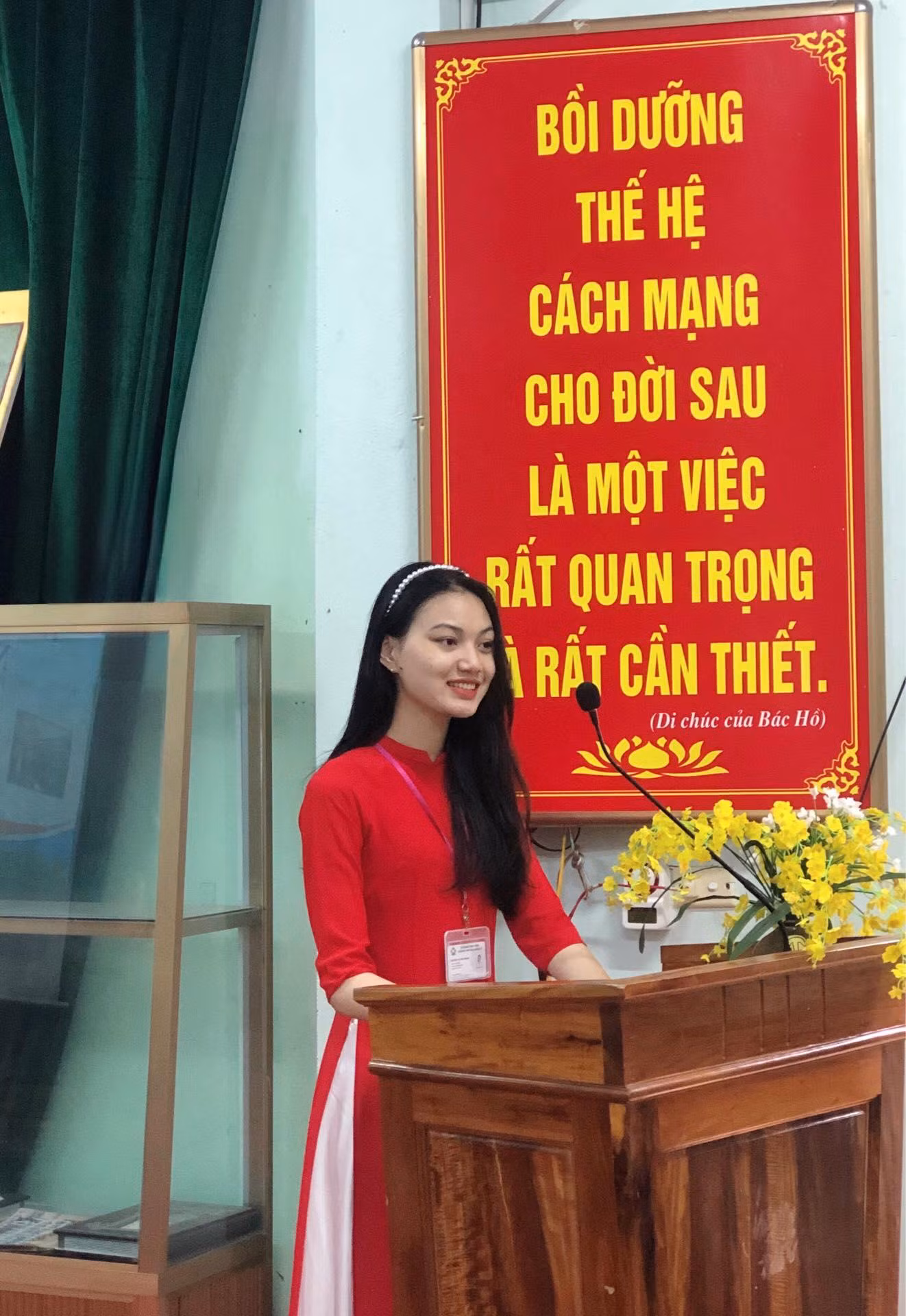Trong kỳ thi Tốt nghiệp THPT năm 2022, cô nàng đạt 28 điểm, trong đó môn Ngữ văn đạt 9,5 điểm và thành công chinh phục “giấc mơ Ngoại giao”.