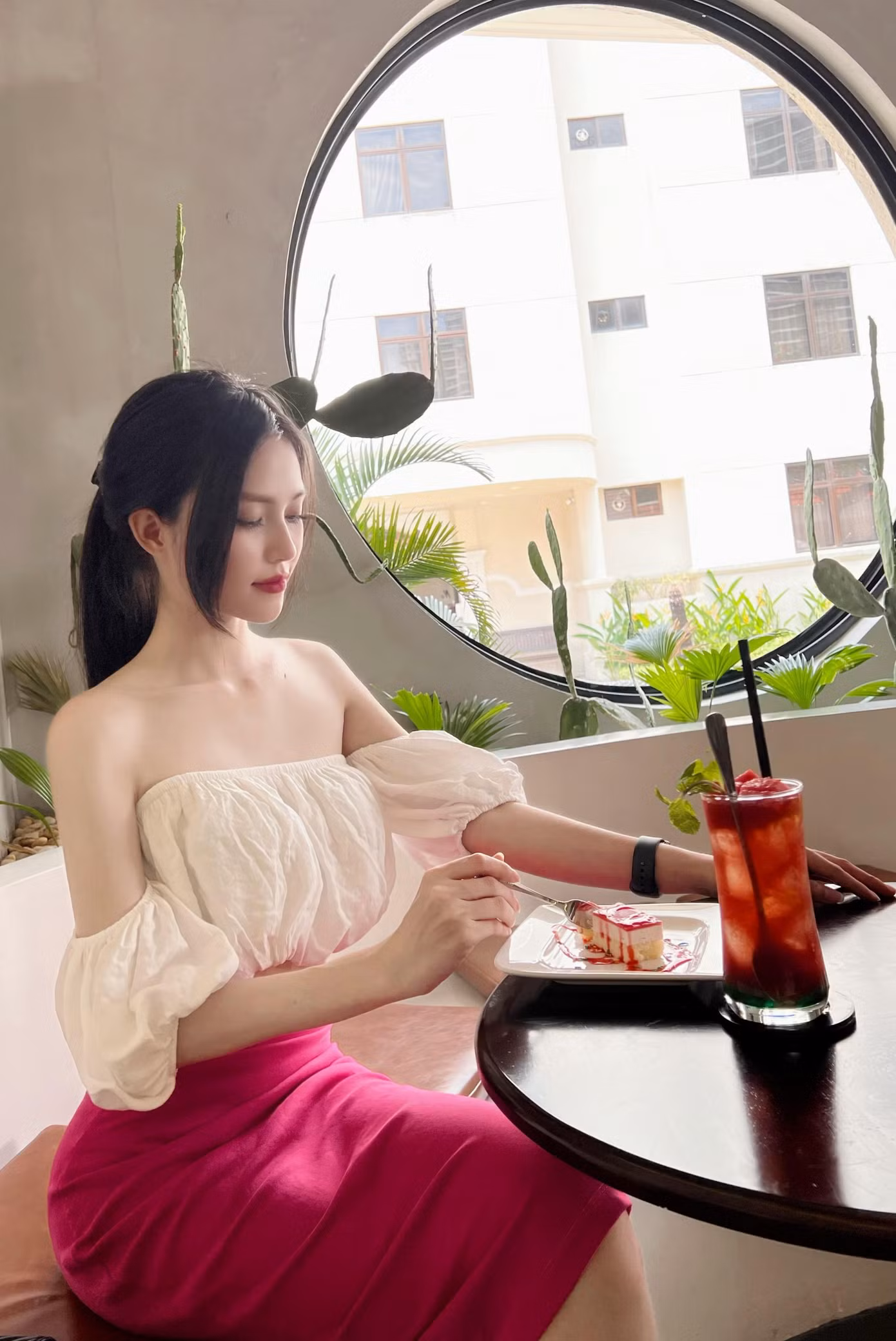 Đam mê phát triển năng lực bản thân và kinh doanh, hy vọng Hồng Nhi sẽ có đủ khả năng để vận hành mô hình kinh doanh mà bản thân luôn ấp ủ trong tương lai gần.
