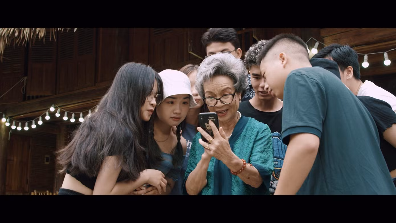 Nghệ sĩ Tuyết Liên trong vai bà của Phan với tính cách đa màu sắc.