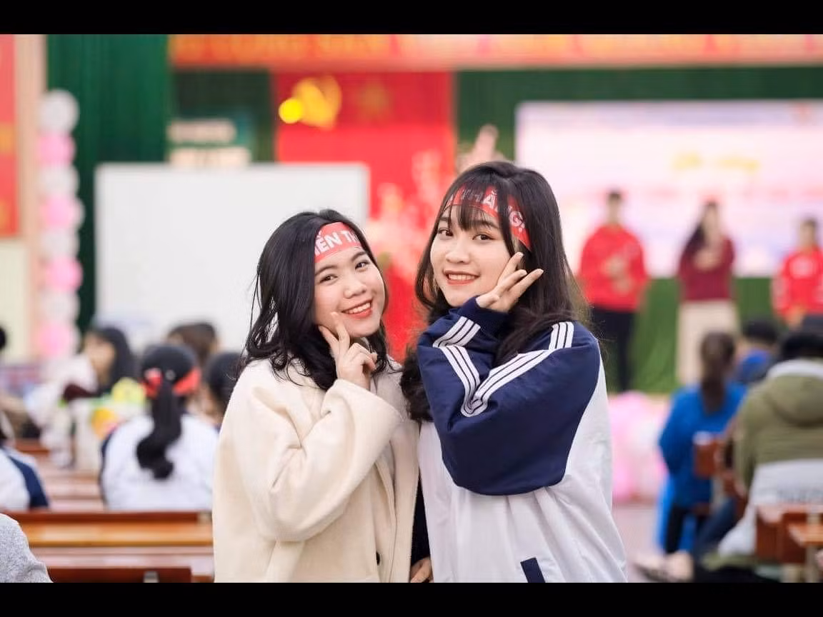 Song Quỳnh tích cực tham gia các hoạt động tập thể của trường lớp cùng các câu lạc bộ phát động.