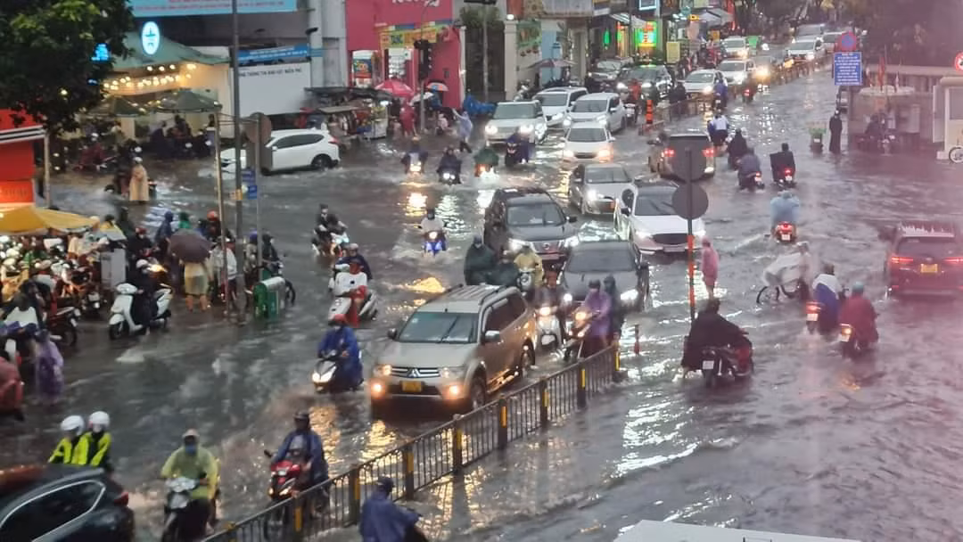 Theo ghi nhận, đến hơn 18h30 cùng ngày, tình hình ùn ứ giao thông trên một số tuyến đường vẫn chưa có dấu hiệu giảm.