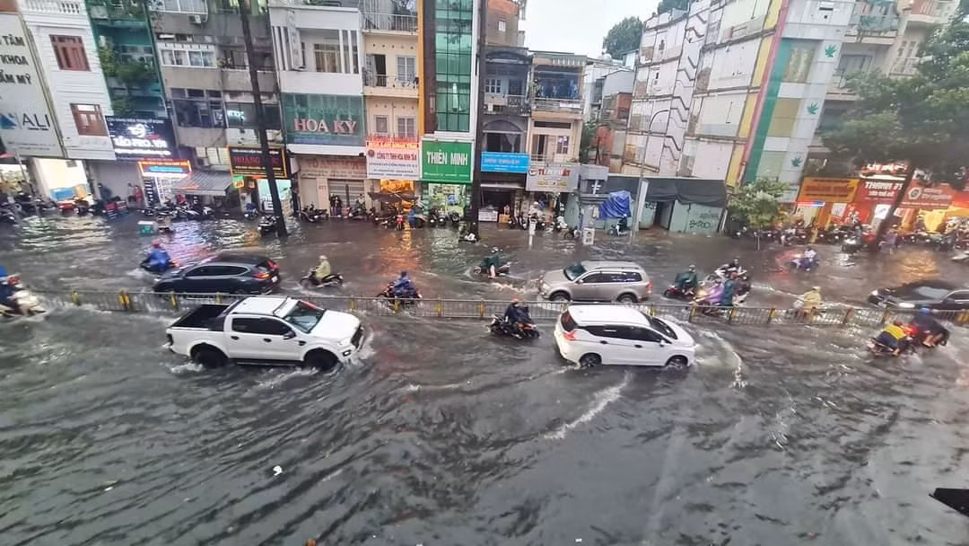 Theo Đài Khí tượng Thủy văn Khu vực Nam Bộ, chiều 15/8, mưa giông xảy ra hầu hết các quận huyện ở khu vực TPHCM. Lượng mưa phổ biến từ 5-35 mm, có nơi trên 40 mm. Trong ảnh: Khu vực ngã tư Lê Hồng Phong - 3 Tháng 2 (quận 10).