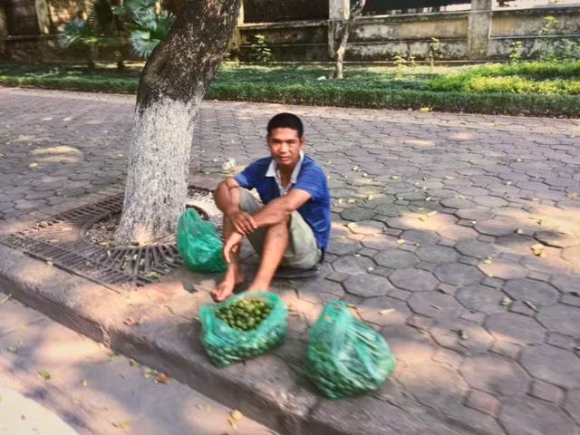 Người lao động Thủ đô chật vật mưu sinh dưới trưa hè 40 độ ảnh 9