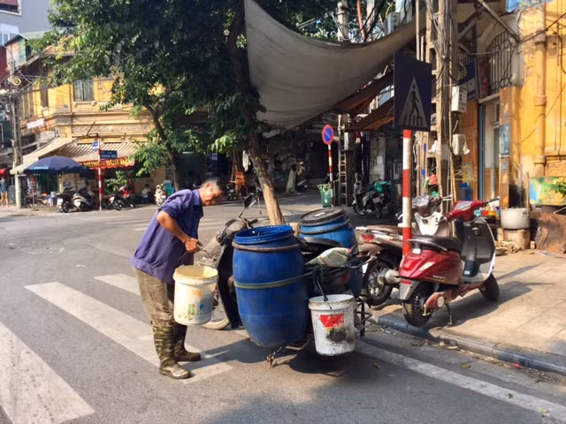 Người lao động Thủ đô chật vật mưu sinh dưới trưa hè 40 độ ảnh 1