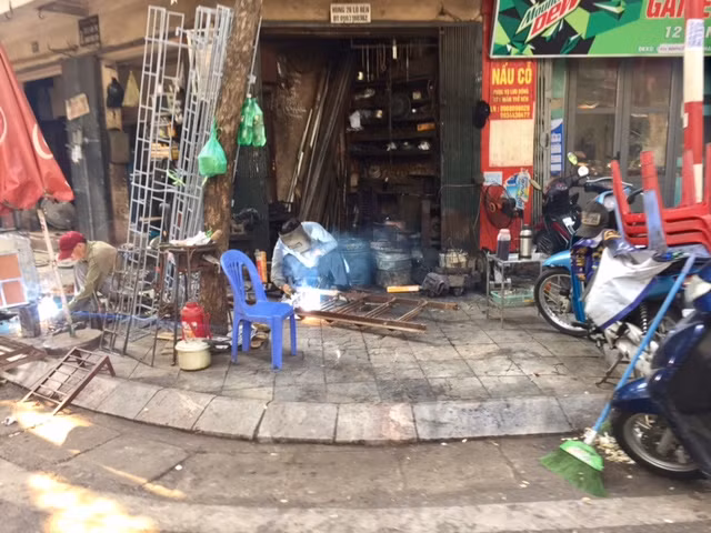 Người lao động Thủ đô chật vật mưu sinh dưới trưa hè 40 độ ảnh 5