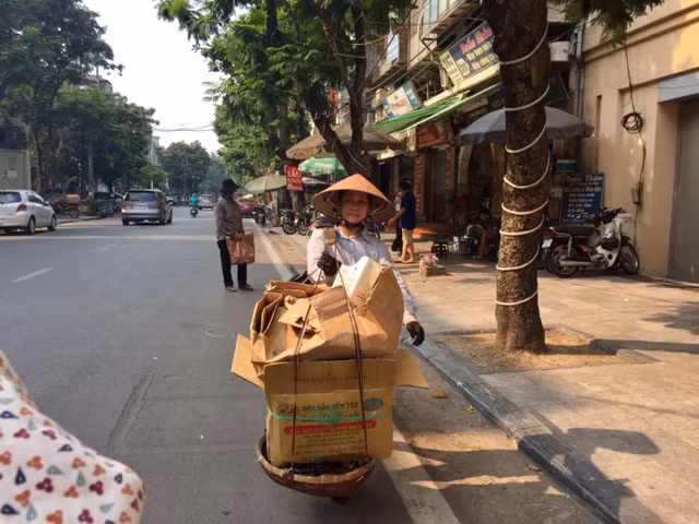 Người lao động Thủ đô chật vật mưu sinh dưới trưa hè 40 độ ảnh 4