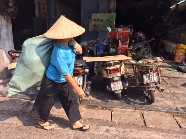 Người lao động Thủ đô chật vật mưu sinh dưới trưa hè 40 độ ảnh 3