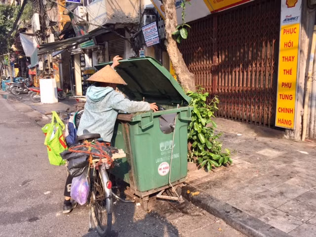 Người lao động Thủ đô chật vật mưu sinh dưới trưa hè 40 độ ảnh 7