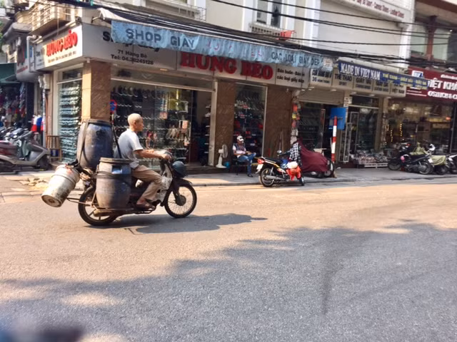 Người lao động Thủ đô chật vật mưu sinh dưới trưa hè 40 độ ảnh 2
